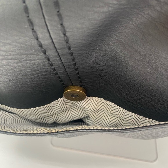 Black leather fold over shoulder bag with crossbody strap - Picture 3 of 9